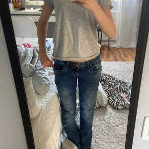 Säljer ltb jeans  - Säljer dessa jätte snygga lågmidjade jeansen från ltb. Köpta här på Plick men var förstora.. har försökt krympa de men storleken passar frf. 