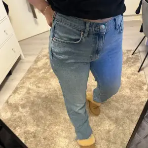 Sygga jeans från Gina tricot som jag köpte för bara 1 månad sen. Använda ett fåtal gånger. Blå tvätt i storlek 38. Sitter väldigt snyggt på och långa ben. Medelhög midja och raka ben.