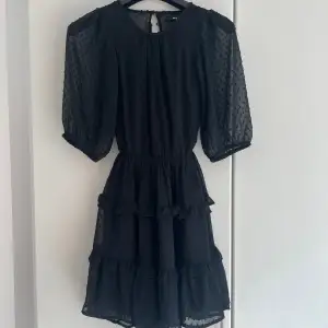 Svart klänning från Bikbok med öppen rygg. Storlek XS.  Aldrig använd, enbart testad 🖤