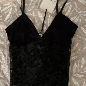 Spets linne - Helt oanvänt linne från design by si, lappen sitter kvar!