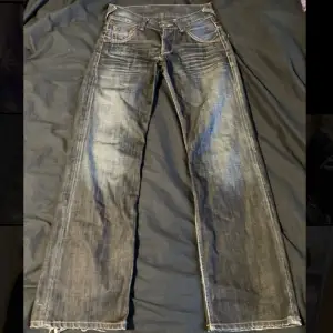 Snygga jeans dm för mått dom har lite heeldrag som syns på bilderna men annars har dom inga defekter. 