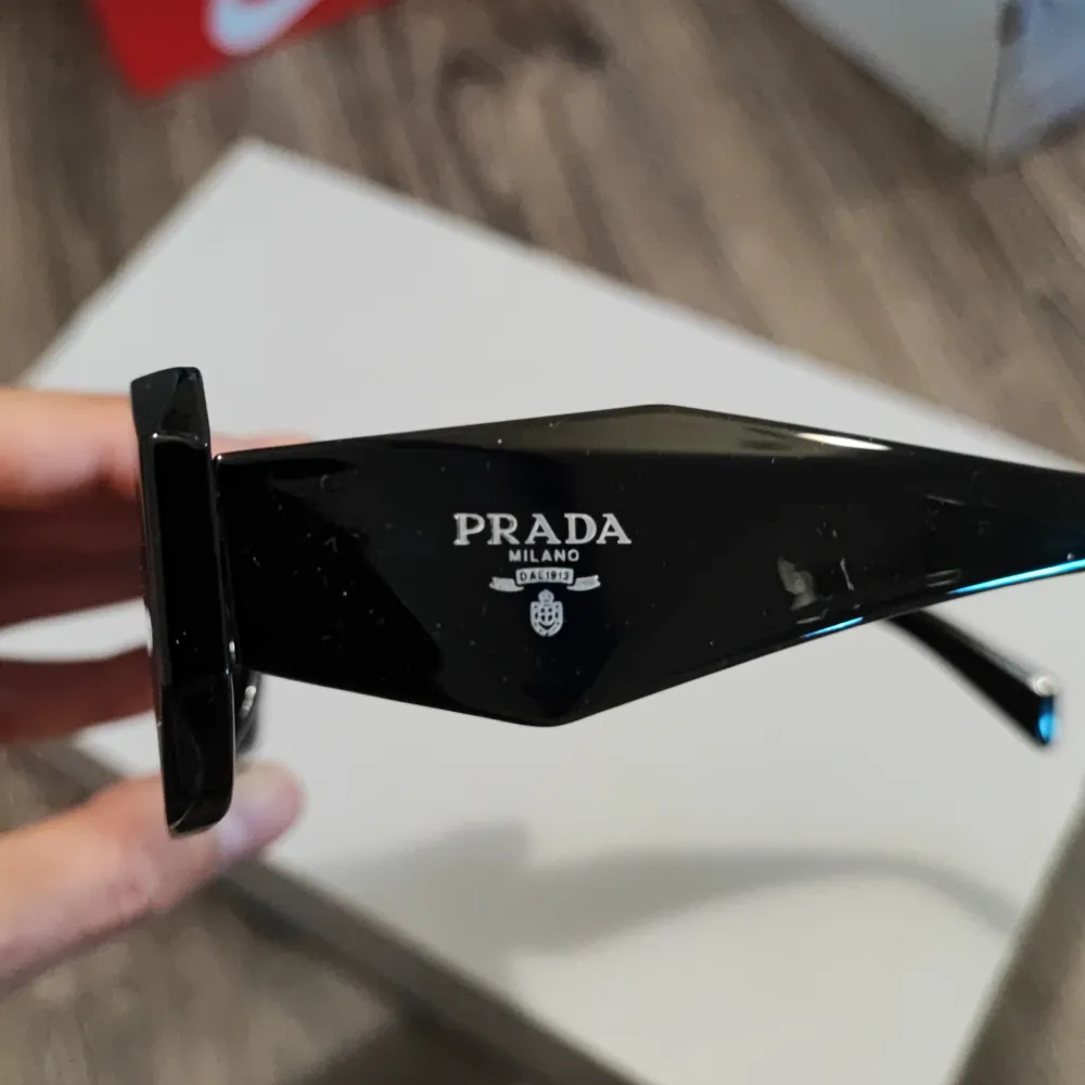 Helt nya Prada solglasögon lite repor på bågen men inget som stör.. Accessoarer.