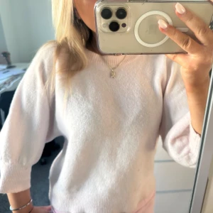 STICKAD TREKVARTSÄRM 💕💕💕💕 - 💕 rosa stickad trekvartsärm, vet ej vart den är från! Passar xs-m beror på hur man vill ha den