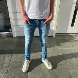 Dondup Jeans George  - Säljer nu dessa snygga blå dondup jeans i moddelen George. Riktigt bra skick, skriv för fler bilder/frågor🙌🏼