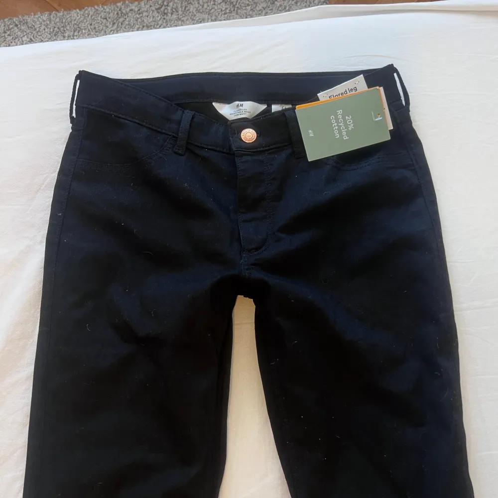 Säljer dessa lågmidjade bootcut jeans från h&m helt oanvända💗 Storlek 170 men passar S💗. Jeans & Byxor.