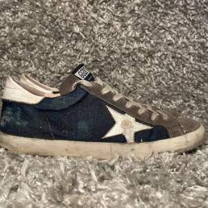 Hej! Säljer nu dessa stilrena och snygga skor från golden goose!🎉Skick: använda men beat design  .Retailpris: Ca 5500kr. Köp för endast:2699kr!😃 Vid frågor eller funderingar är det bara att höra av dig. Priset går att diskutera!💸