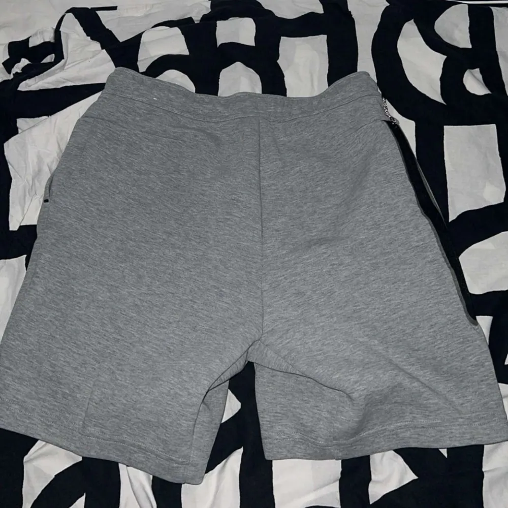 säljer dessa nike shorts, knappt använda!💕. Shorts.