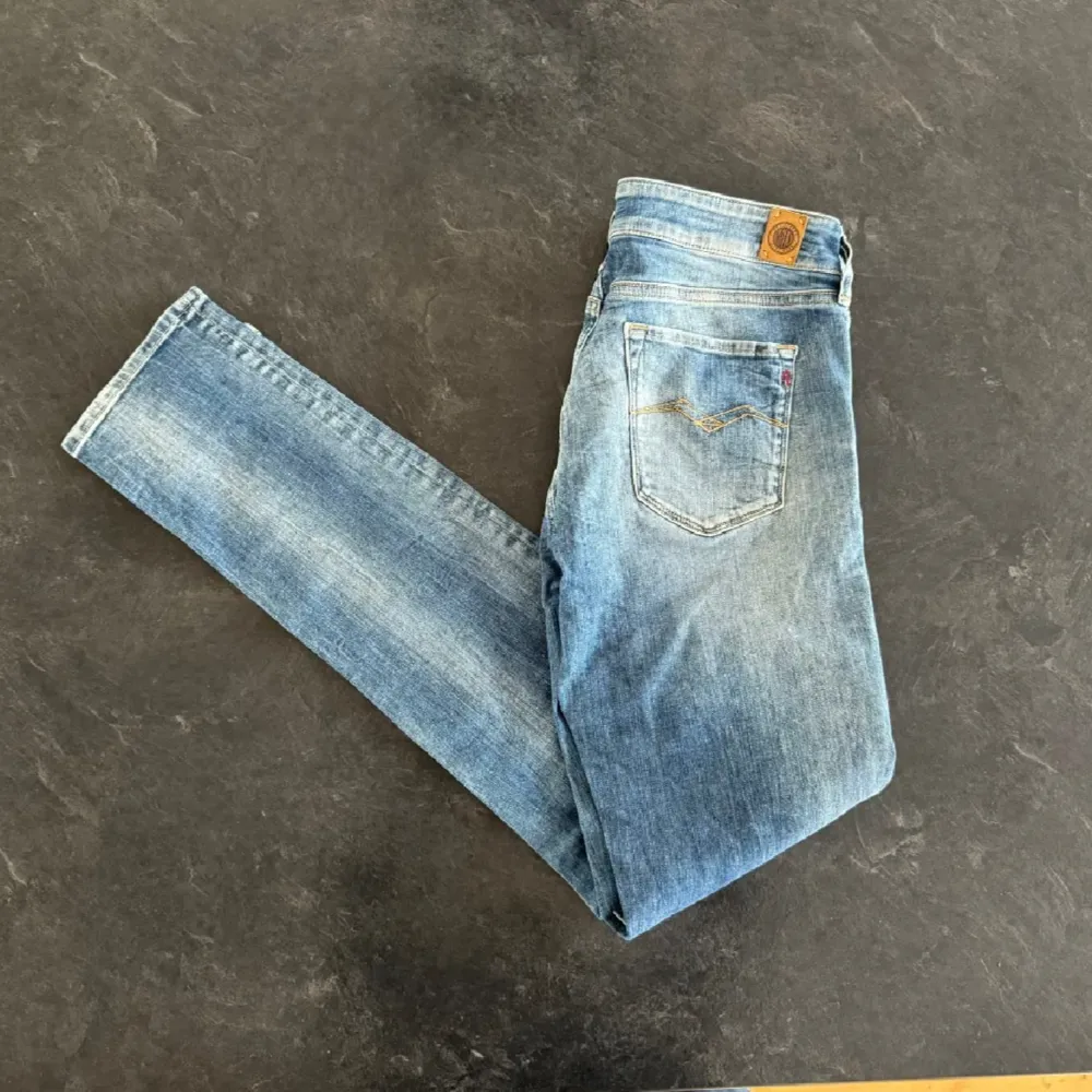 Ett par sköna replay jeans med riktigt najs färg. Storlek 32 32. Hör av er vid fler frågor eller funderingar . Jeans & Byxor.