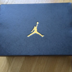 Jordan 2 stay loyal - Nyskick, knappt använt. Säljer den p.g.a blivit för liten