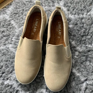 Skor - Har använt dem en gång bara. Bekväma storlek 39