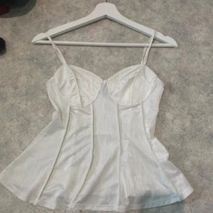 Tröja  - Lite tight men går att använda ändå  Lite ”see trough” så skulle rekommendera ngt under  Pris går att diskutera 