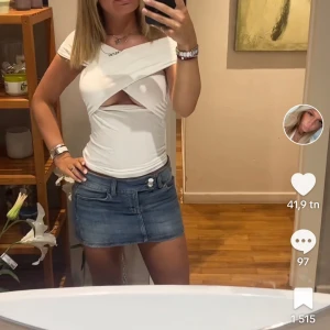 Vit topp  - Möts upp eller så står köpare för frakten💕 Obs fast pris