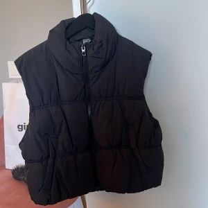 Svart puff väst - Säljer min svarta ”puff” väst från H&M då den inte kommer dill användning, jag har använt den sparsamt, Storlek XS, På lappen står mina inetsialer, men det är inget att bry sig om!! 🩷🩷