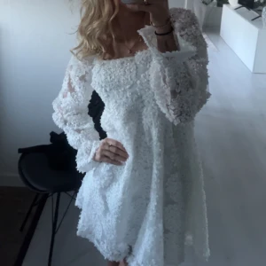 Studentklänning - Säljer denna fina studentklänning, storlek XS men passar S🩷 Märket är Pieces och klänningen är köpt på VeroModa för 799kr 🌸