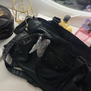 Balenciaga väska  - Balenciaga väska köpt på vestaire collective ❤️helt i nyskick och köptes för cirka 9500kr ❤️ perfekt sin skolväska och rymmer ganska mycket! 