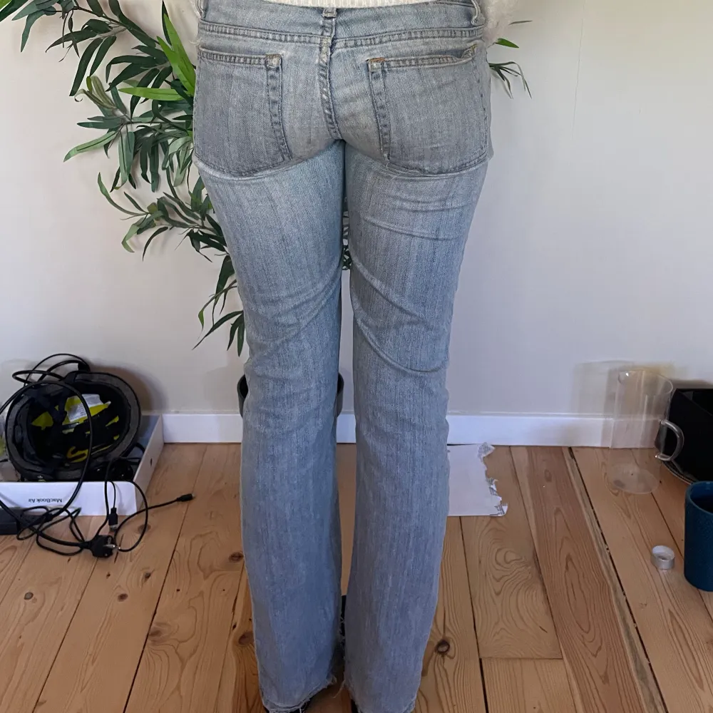 Super fina acne jeans med låg midja. Dessa är knappt använda och är vintage. Har klippt nertill men det är för att göra det bootcut, men det är knappt att man ser!💕. Jeans & Byxor.