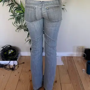 Super fina acne jeans med låg midja. Dessa är knappt använda och är vintage. Har klippt nertill men det är för att göra det bootcut, men det är knappt att man ser!💕