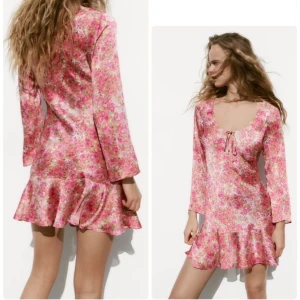 Zara klänning med blommor - Drömiiig klänning från Zara, förra årets kollektion. Tyvärr för liten för mig! Storlek S🌺