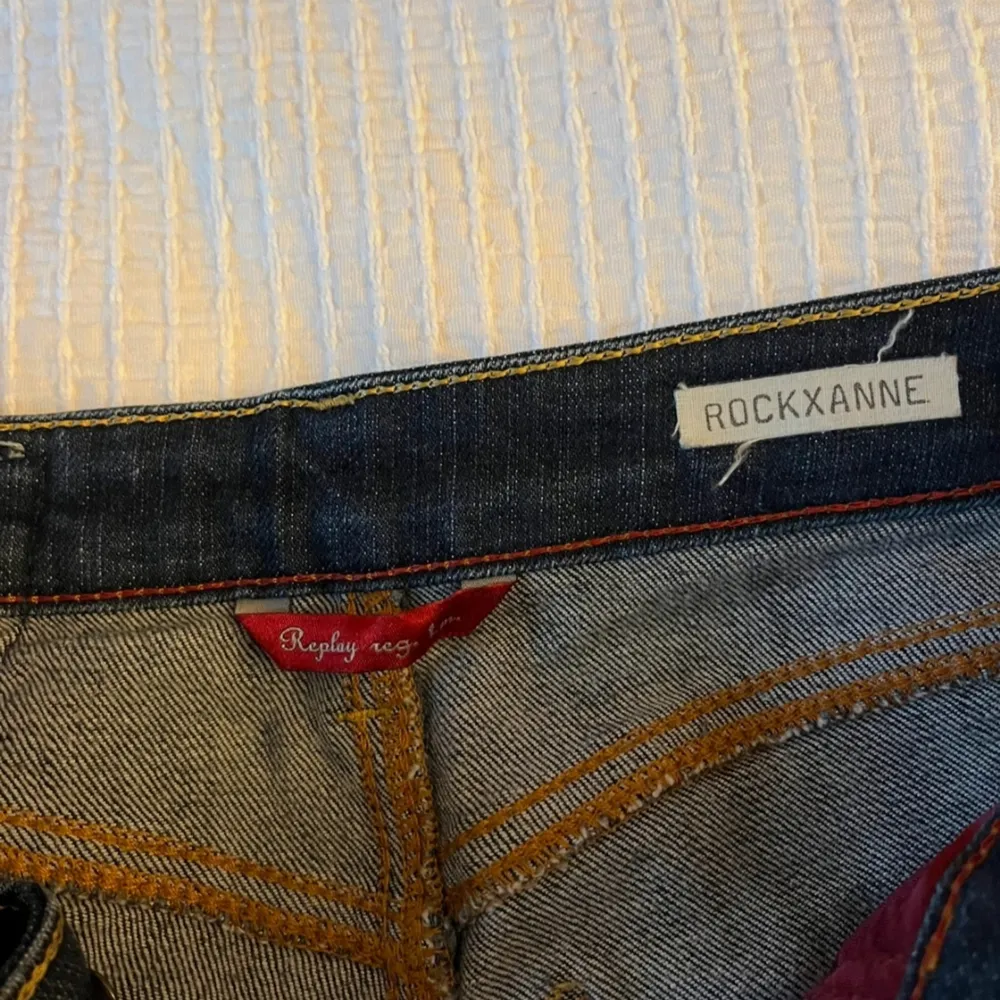 Sjukt snygga lågmidjade jeans som inte passar. Köptes på vinted för 150 kr, men då de inte passade så tönkte jag sälja de. De är i storlek 26, men jag skulle uppskatta att de är i ungeäfr xxs/xs 💞💞. Jeans & Byxor.