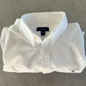 Säljer en riktig härlig Gant skjorta 👚skick: 9/10 ny pris: 699kr mitt pris: 199kr storlek 158/164 sparsamt använd kontakta mig för mer info 