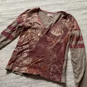 Super snygg 90s tröja från Guess! Köpt på plick, bra skick!💗