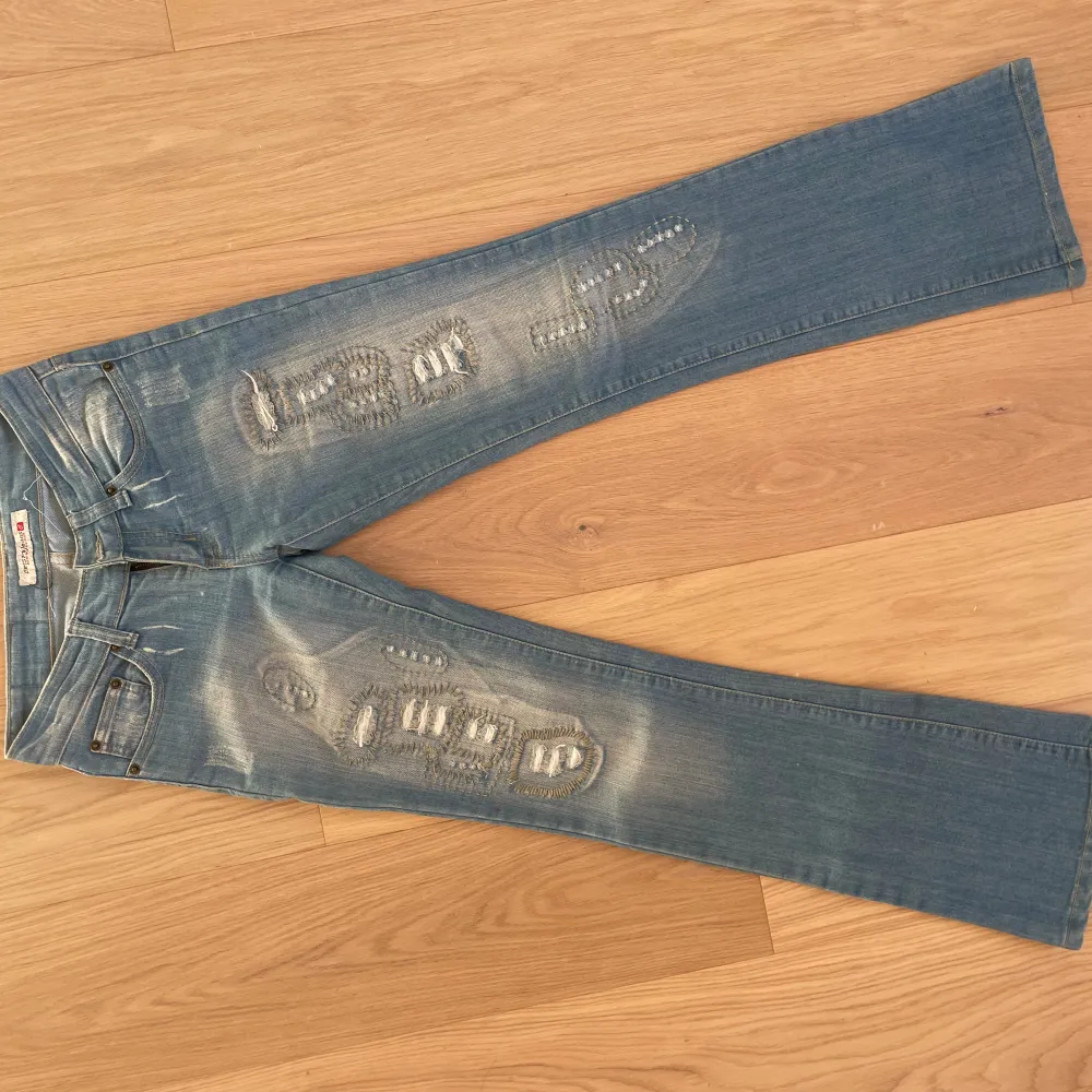 Dessa galet snygga lågmidjade jeans med coola detaljer/revor. Perfekt till alla tillfällen. Midjemåttet tvärs över ca 36, benlängden 103 cm, passar mig perfekt i längden 172 cm. Pris kan diskuteras vid snabb affär🫶. Jeans & Byxor.