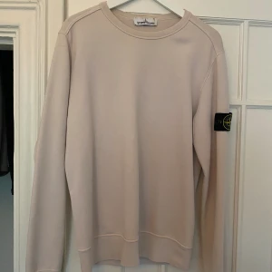 Stone island  - Stone island tröja  Köpt från stone island hemsida Storlek M Vit/beige/rosa färg Pris kan diskuteras 