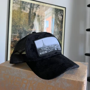 One Cap - Säljer denna då jag aldrig använt den, nypris 400kr säljer den för halva priset, HELT NY!