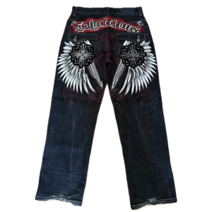 Drain Baggy snygga svarta Raw Blue Rare Jeans Denim Vintage - Fett drain o snygga jeans från märket Raw Blue. Mycket snygga detaljer på baksidan. Lite heeldrag. Midja: 41 cm. Längd: 107 cm. Lår: 32 cm. Benöppning: 24 cm. Ställ gärna frågor, priset kan diskuteras.