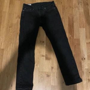Sköna Levi’s Jeans - Säljer mina svarta jeans, bra skick och knappast använda 