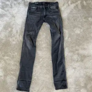 Replay jeans i modellen anbass små skador men inget som syns T.ex litet hål under gylf