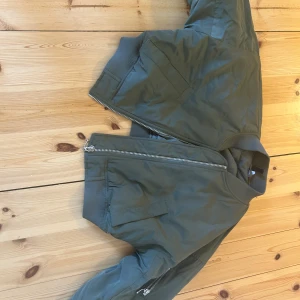 Kort bomber jacka från H&M  - Mörk grön bomber jacka från H&M ,är en kortare variant. Den är varm så passar bäst på en sen kväll på sommaren ,sensommaren ,hösten etc. Super fin och sparsamt använd 