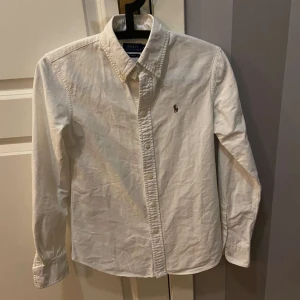 Ralph lauren skjorta - Säljer nu min fräscha Ralph lauren skjorta som passar till både vardag och speciella tillfällen, den är riktigt fräsch till sommaren också skick 9/10 nästan som ny inga defekter🙌  (OBS priset är inte hugget i sten)
