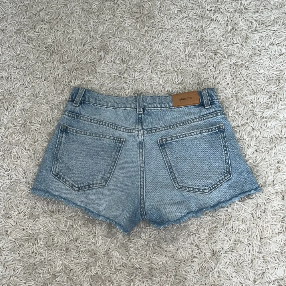 Säljare nu mina super snygga jeans shorts från Gina Young då dom blivit försmå för mig💞Tveka inte att fråga om ni har några frågor💗💗. Shorts.
