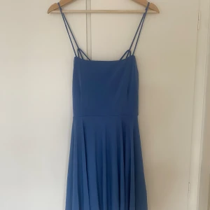 blå klänning - nästan oanvänd bra skick, super härlig och skönt material