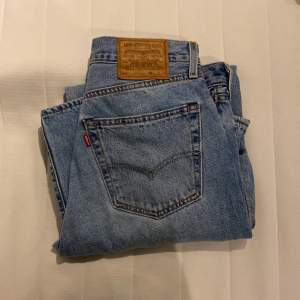 Säljer dessa Levis jeans då de inte passar och jag har använt de kanske 2 gånger pris kan diskuteras vid snabb affär