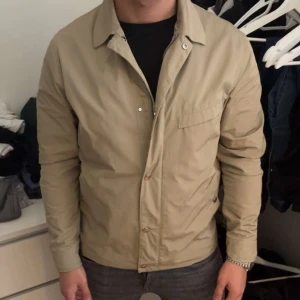 Jacka - Jacka i storlek M. Inte kommit till användning och därav i bra skick. 