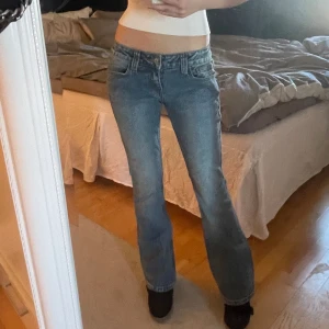 Lågmidjade jeans  - Säljer dessa Lågmidjade jeans från pull and bear, är i jätte bra skick och är aldrig använda. Passar mig som är 164 cm och är i storlek S/36 (tar Swish)