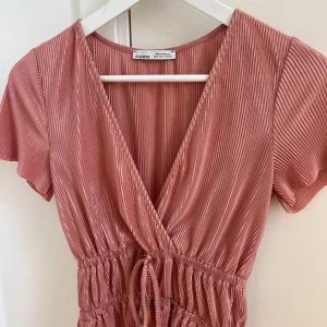 Ljusrosa topp🎀 - Glansig topp i storlek S/36 från Pull&Bear. Perfekt med låga jeans/shorts/kjol!✨👌