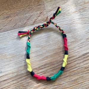Armband i bomull Reggae färgerna  Nytt skick Längd 26 cm Hund finns i hemmet 