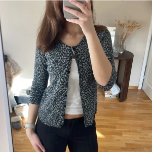 Leopardkota trekvartsärmad  - Sjukt snygg leopard kofta😍strlk står ej gissar på s/m