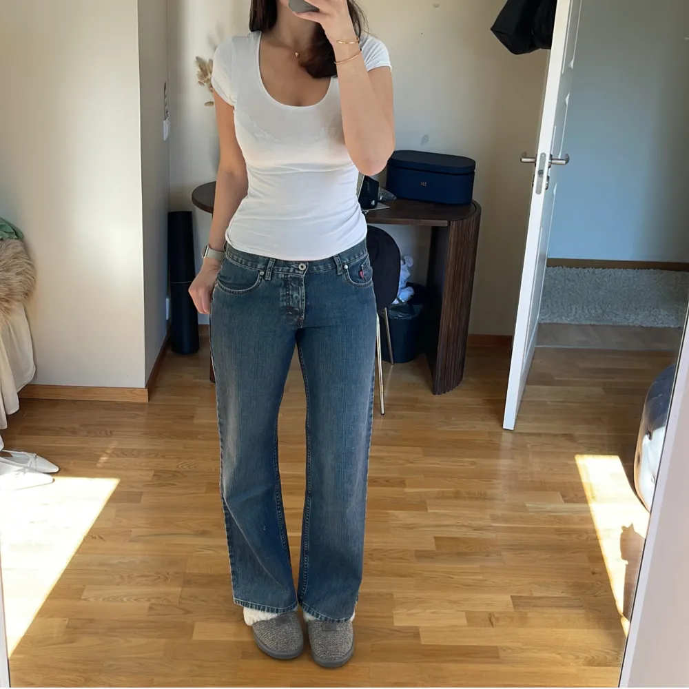 Sjukt snygga jeans från Rogers, nyskick!😍tyvärr lite korta för mig, jag är 177💕 står bara strlk 13 men skulle säga att dom passar m/l💕 midja: 40cm Innerben : 77cm. Jeans & Byxor.
