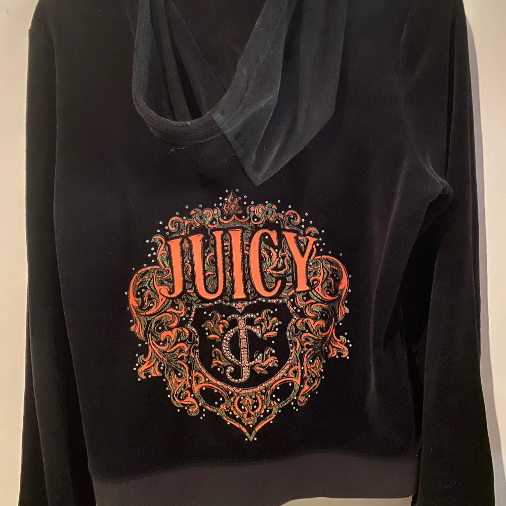 jättesöt juicy couture hoodie med tryck på ryggen💋 storlek L på lappen men passar mycket mindre skulle mer säga att storleken är s/m. bra skick och använda några gånger.. Hoodies.