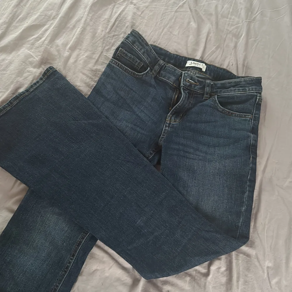 Säljer ett par lågmidjade bootcut jeans då jag har växt ur dom ❤️jeansen är köpta från Lindex i storlek 158 (barn storlek) för 349kr 🥰jag säljer jeansen för 150kr men pris skulle även kunna diskuteras, det är bara att höra av er om ni undrar något ❤️❤️❤️. Jeans & Byxor.