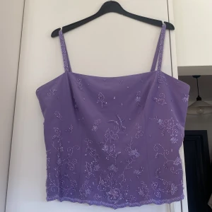 Jättesnygg vintage topp med broderi - Jättefin vintage topp med pärlbroderi! Figursydd. Ca storlek 44/46. 50cm x 2 över bysten. I fint skick! Inget märke.