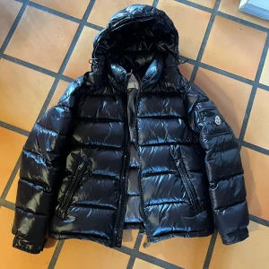 Moncler maya - Säljer denna moncler maya i utmärkt skick eftersom vintern är över och brukbar något nytt tills nästa, vid snabb affär går priset ner😄