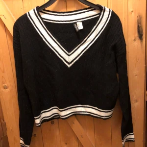 Stickad kort tröja  - Varsity stil