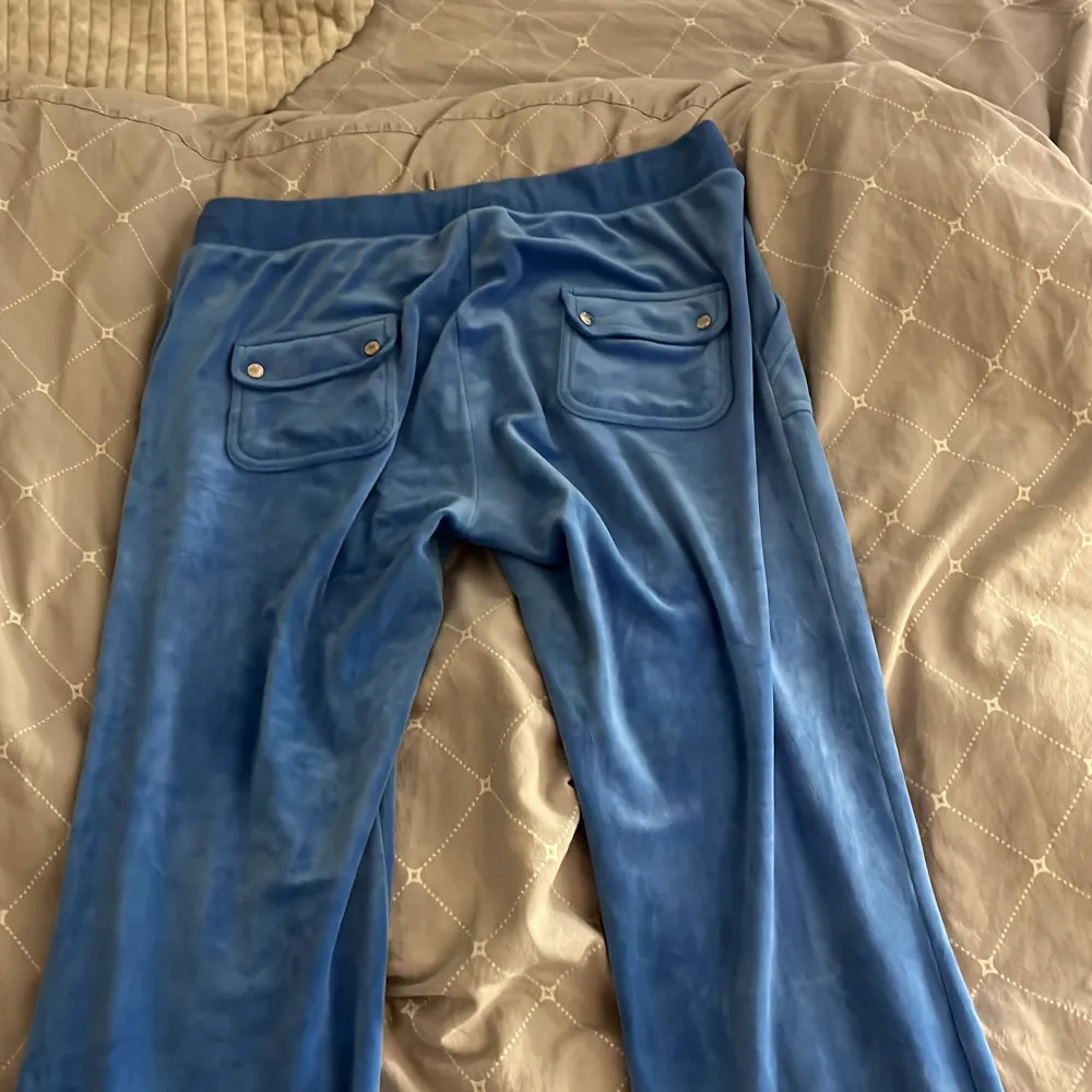 Dom är använda 1 dom e förstora för mig då jag fick fel storlek så kan inte använda längre . Jeans & Byxor.