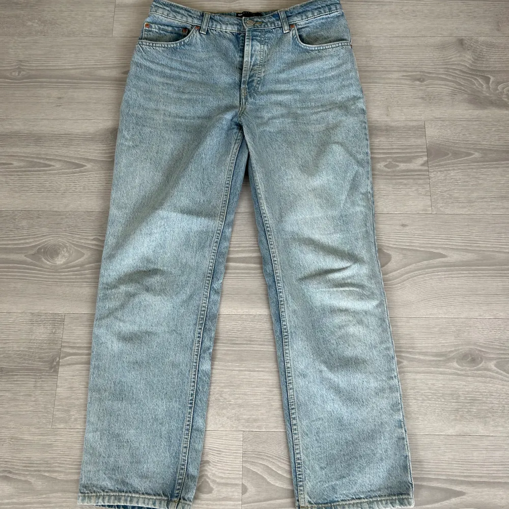Lågmidjade jeans från Asos, i fint skick. Köparen står själv för frakten!. Jeans & Byxor.