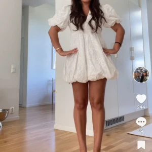 Studentklänning  - Intressekoll på denna fina klänning från zara som är slutsåld☺️köpt för 699 och helt oanvänd med lapp på så bud från det. Storlek S!  Jag är 162 cm❤️ bud från 699!